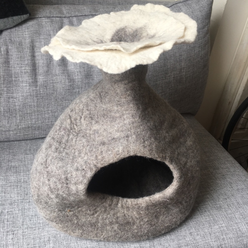 Wool flower pet cave for cats and dogs!